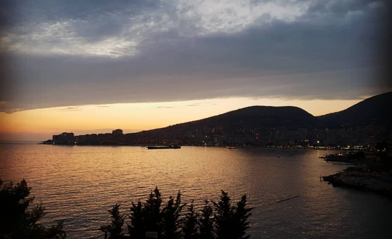 “Saranda, vendi ku qetësohen sytë”/ Pushuesja SHQIPTARE poston FOTON nga momenti i perëndimit