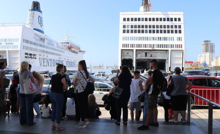 NIVELE REKORD UDHËTIMI NGA DURRËSI/ Shifrat: 55 mijë udhëtarë zgjedhin TRAGETET