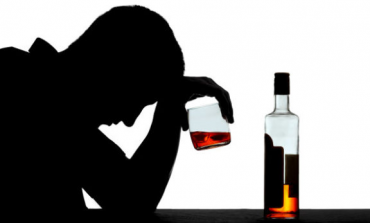 PËRDORIMI I ALKOOLIT/ Ja si e shton rrezikun e kancerit
