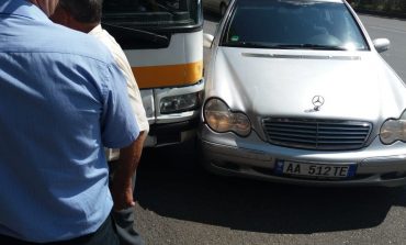 E FUNDIT/ Aksident pranë pallatit të sportit. Autobusi përplaset me veturën, dëmtohen...