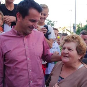 “LALI ERI, LALI ERI JE I ËMBËL SI SHEQERI”/ Gruaja nga Tirana befason Veliajn, e ndalon dhe i reciton poezi