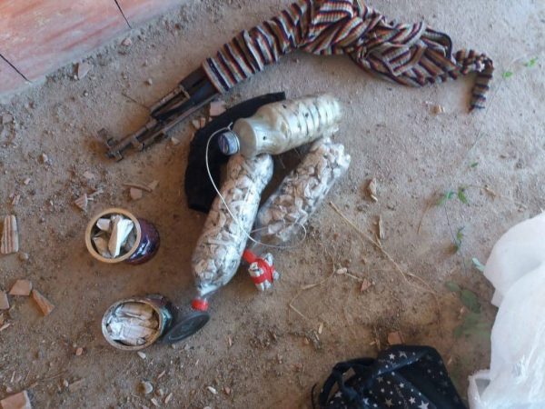 DHUNONTE TË MITURIN/ 47 vjeçari kapet nga policia, gjatë kontrollit i gjenden armë zjarri (EMRI)