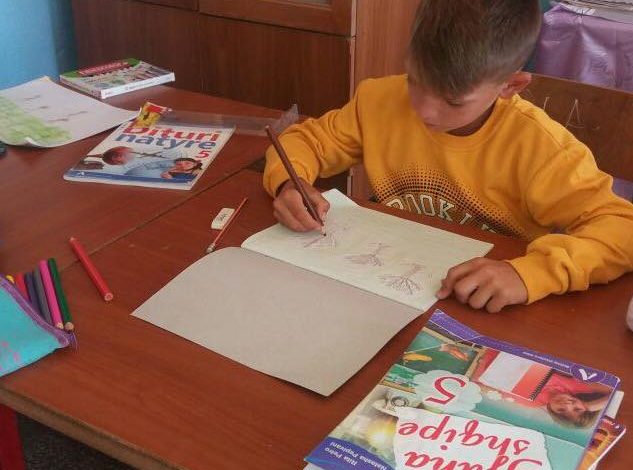 MINISTRJA JEP LAJMIN E MIRË/ Manastirliu: 10 vjeçari që dje ishte në situatë rruge, ulet në bankat e shkollës