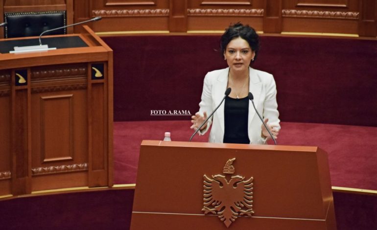 SEANCA PARLAMENTARE/ Nga Reme Lala, tek Elisa: Sytë tek deputetet e mazhorancës (FOTO)