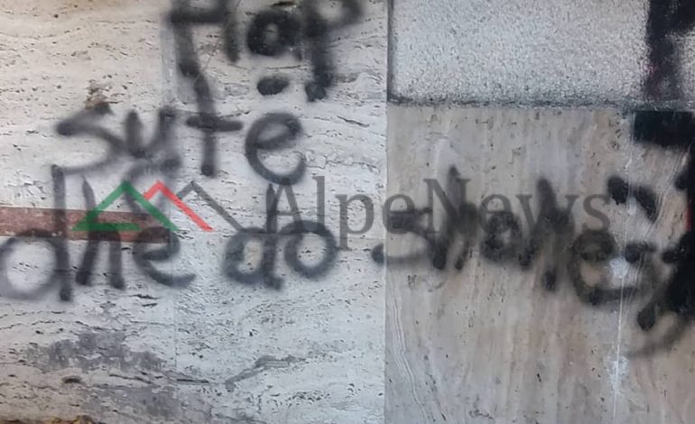 NË TIRANË/ Shprehja që do të vërë në dyshim inteligjencën tuaj! (FOTO)
