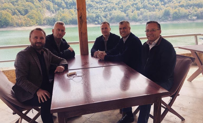 “PO PINTE KAFE PRESIDENTI I KOSOVËS”/ Sulmohet me armë zjarri lokali ndodhej Thaçi
