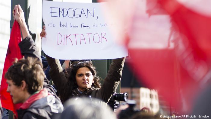 “TERRORIST, FASHIST, DIKTATOR”/ Erdogan pritet me protesta në Gjermani