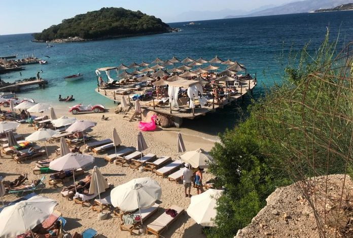 KSAMILI AKOMA NJË DESTINACION TURISTIK/ Edhe në muajin shtator plazhet janë të mbushura nga turistë