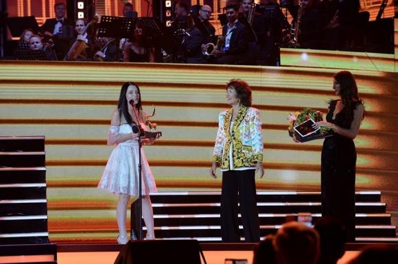 Triumfon një tjetër shqiptare në muzikë, Ines Neziri rrëmben “Drerin e Artë” në Rumani