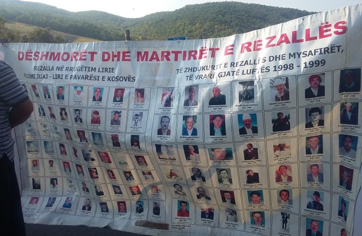 TENSIONE NË KOSOVË/ Banorët e Skënderajt vendosin barrikada në rrugë, s’lejojnë vizitën e presidentit serb