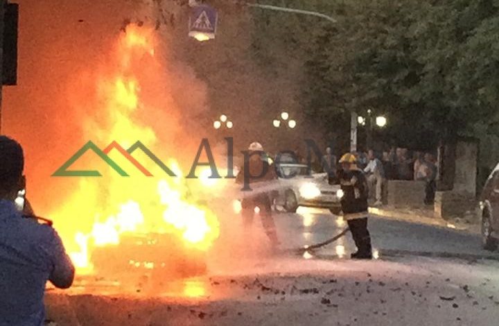 MERR FLAKË MAKINA NË KRYEQYTET/ Shihni si digjen edhe pemët. Banorët në panik (VIDEO)