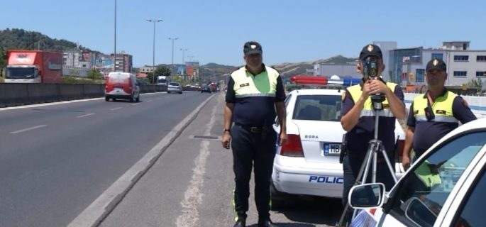 ME 162 KILOMETRA NË ORË/ Mendoi se nuk do të “vihej re”. 21 vjeçari kapet MAT nga policia gjatë…