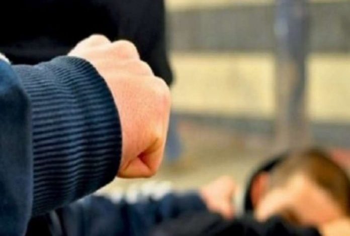 NDODH NË TIRANË/ Burri del nga makina dhe i GJUAN me grusht. Gjithçka “plasi” kur…