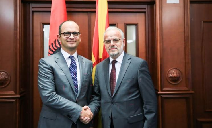 TAKIMI DY DITOR NË SHKUP/ Bushati: Apel shqiptarëve të votojnë për emrin e ri të Maqedonisë