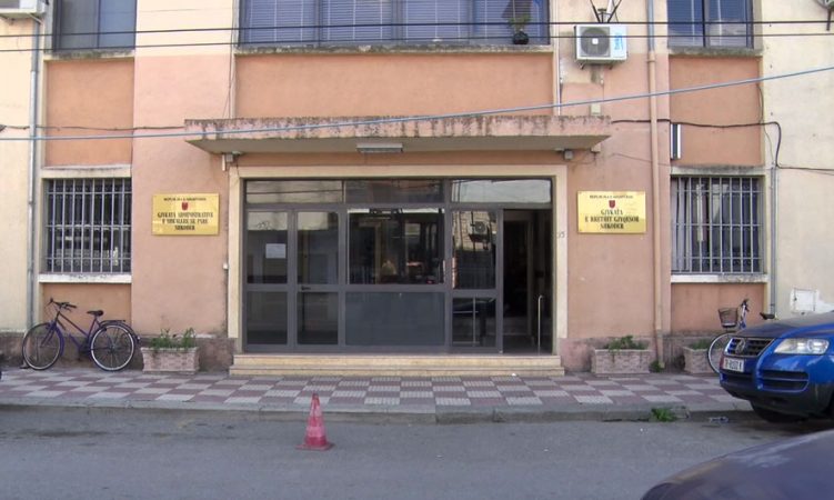 AKUZAT PËR KORRUPSION/ Lirohen mjeket dhe infermierët, gjykata vendos “detyrim paraqitje” (VIDEO)