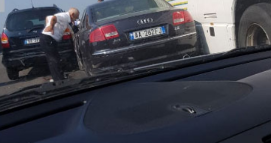AKSIDENT I 5-FISHTË NË AUTOSTRADË/ Makinat përplasen me AUTOBUZIN e Kosovës. Bllokohet trafiku (FOTO)