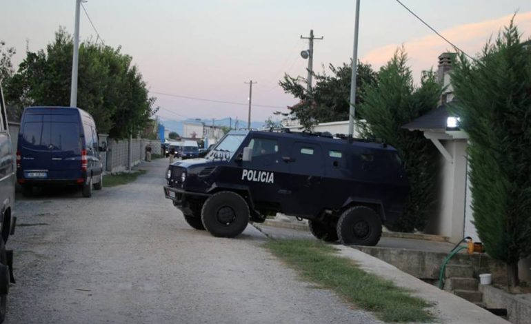 “TUFA ME PARA DHE ARMË TË FSHEHURA”/ Dalin pamjet e kapjes së “të fortëve” në Nikël (VIDEO)