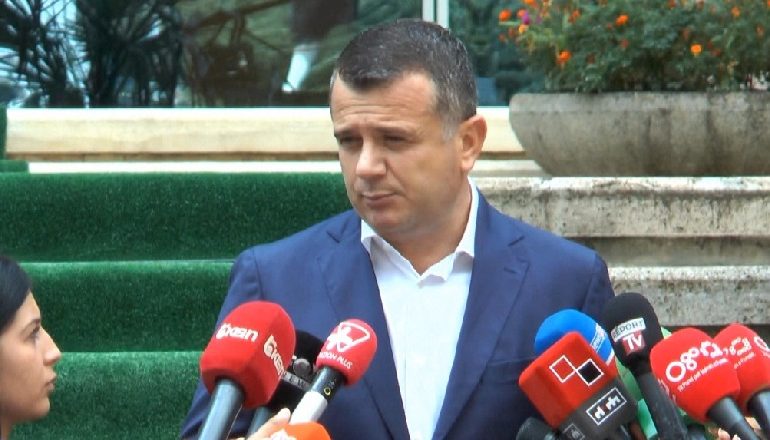 VONESAT NË FLUTURIME/ Balla i kërkon llogari Aviacionit Civil: Çfarë po bëni?