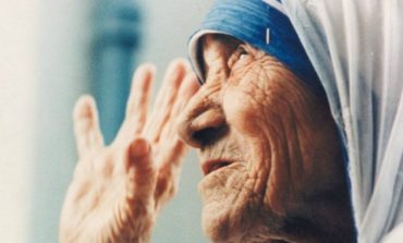 Dy vjet më parë u bë shenjtërimi i humanistes shqiptare Nënë Tereza