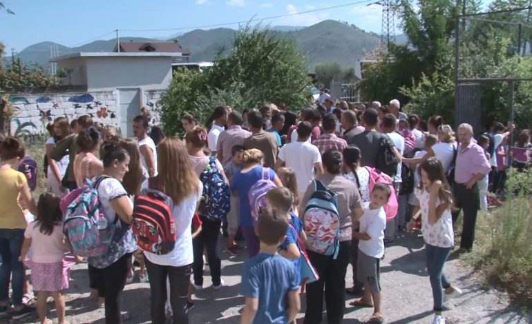 MBYLLJA E SHKOLLËS NË ELBASAN/ Banorët sërish në protestë, bllokojnë rrugën
