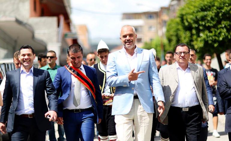 KËNGA E TËRMETIT/ Nard Ndoka ka ironizuar Ramën: Tritani “padit” djalin te baba!