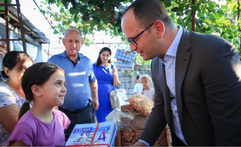 LIBRAT FALAS/ Bushati: Edukimi është i rëndësishëm për fëmijët por dhe vendin