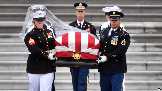 HOMAZHET PËR SENATORIN/Ish-Presidentët Bush, Obama, flasin për John McCainin në Katedralen e Uashingtonit