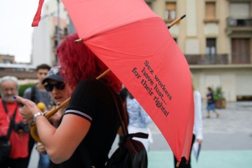 LUFTË ME PROSTITUTAT/ Sindikata SPANJOLLE i kërkojnë qeverisë: Punëtoret e SEKSIT të drejta si çdo…