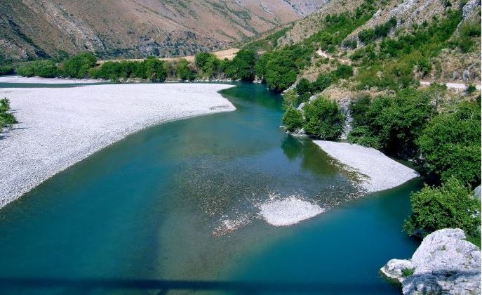 TRAGJEDI NË TEPELENË/ I moshuari hidhet nga ura në lumin Vjosë