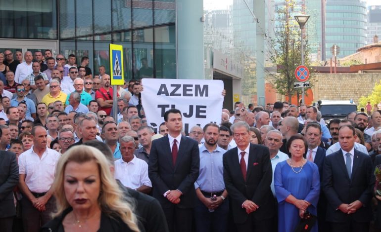 “AZEM TI JE GJALLË”/ Çfarë nuk u pa gjatë homazheve. Mungon Topalli, merr pjesë Ministri… (FOTOT)