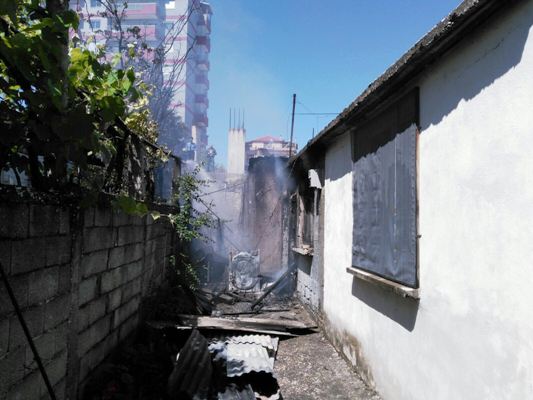 E FUNDIT/ Zjarr i MADH në Kavajë. Flakët djegin një banesë, rrezikohet dhe një…