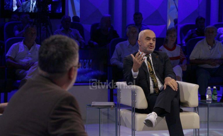 “VESHJA E VEÇANTË E KRYEMINISTRIT”/ Nga ylli i kuq me shqiponjë tek atletet e bardha… (FOTO)