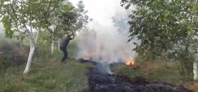 E FUNDIT/ Flakë masive në Zharrëz, zjarrfikësit mbërrijnë në vendngjarje (FOTO)