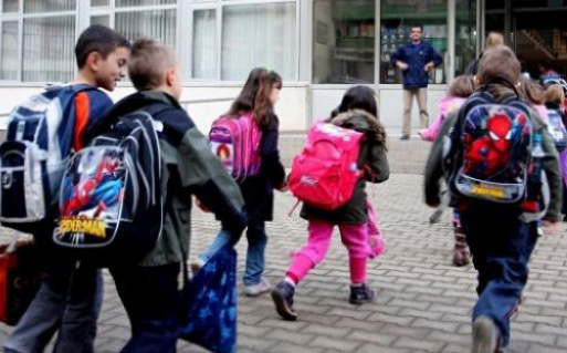 VITI I RI SHKOLLOR/ Bashkia e Klosit “nuk gjen kohë në verë”, vendos t’i blejë tani materialet për…