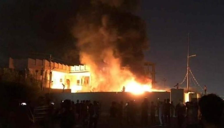 PROTESTA NË IRAK/ Digjet konsullata nga protestat e dhunshme në qytetin e… (VIDEO)