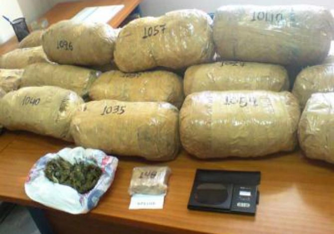 U NJOFTUAN NGA PALA GREKE/ Policia bën të mundur kapjen e disa pakove marijuanë