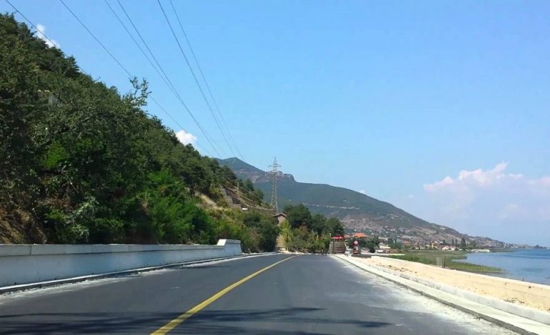 SAPO PËRFUNDUAN PUNIMET/ Vidhet linja e ndriçimit në rrugën Pogradec-Lin