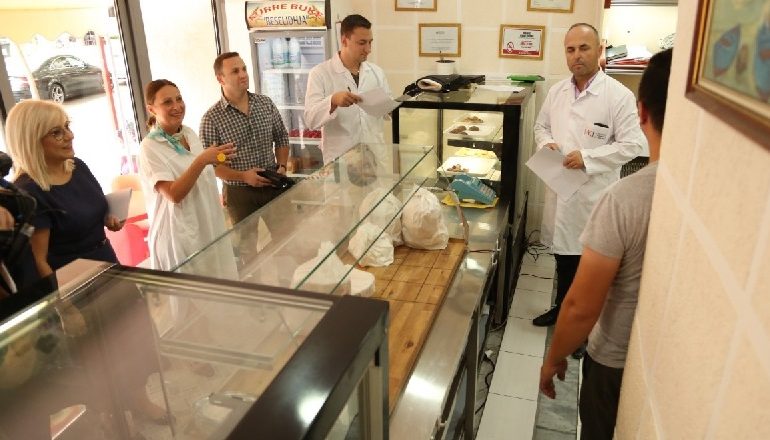 INSPEKTIMI I MINISTRES/ Nikolla kontrollon bizneset që shesin pranë shkollave në Lezhë