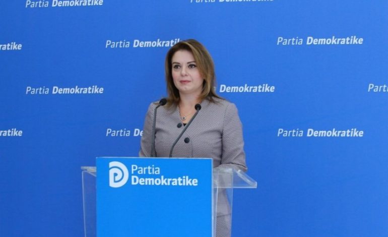 MORI FOTOGRAFI NGA INTERNETI/ Kush ia “rrëmbeu” llogarinë e “Facebook-ut” deputetes demokrate?