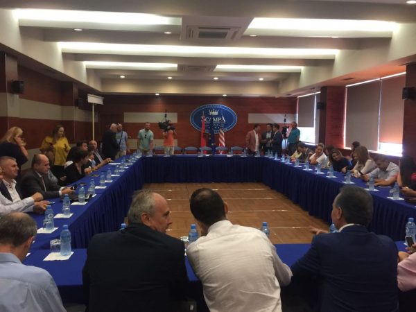 TAKIMI I OPOZITËS NË ELBASAN: Basha: “Fakte tronditëse do të dalin”. Çfarë po paralajmëron kreu i PD?