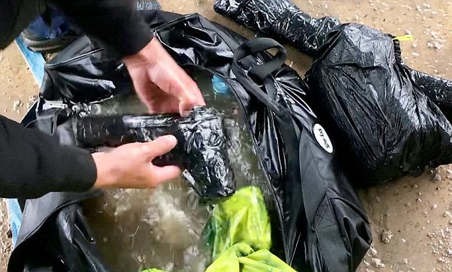 SHKUAN PËR PESHKIM/ Tronditet familja pasi gjeti çantën me armë e municione