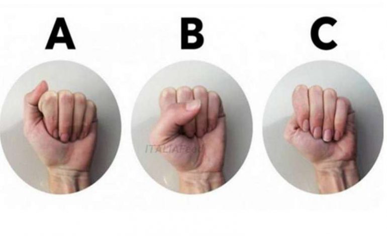 Po ti si e shtrëngon dorën? E di pse e bën kështu?