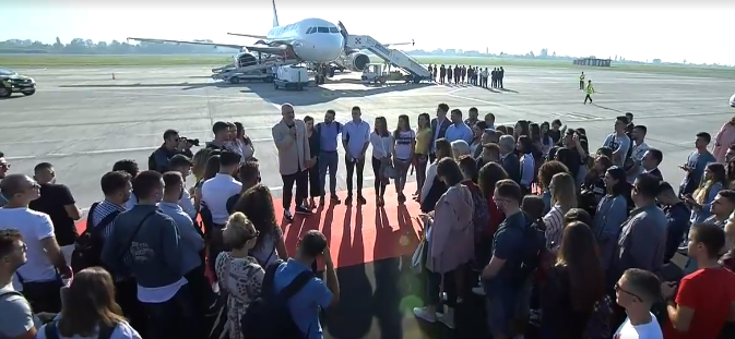 NIS FLUTURIMI I PARË I “AIR ALBANIA”/ Kryeministri pret pasagjerët e parë të tij (VIDEO)