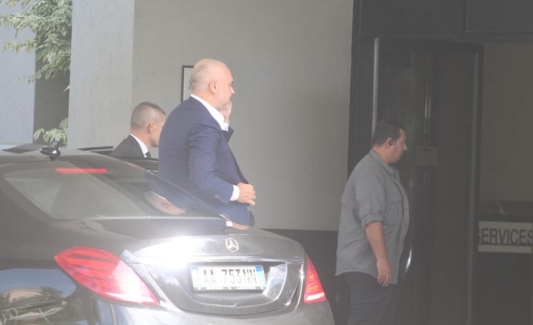 ÇFARË NUK U PA GJATË ASAMBLESË/ “Paradë” e vërtetë binin në sy veshje nga më të ndryshmet (FOTO)