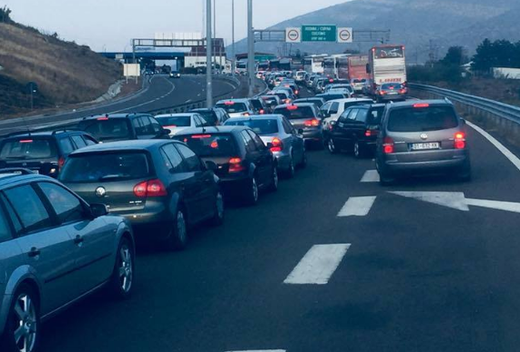 FLUKSI I DALJEVE NGA SHQIPËRIA/ Shtetasit nga KOSOVA “ngelin” në TRAFIK. Radhë kilometrike në kufi