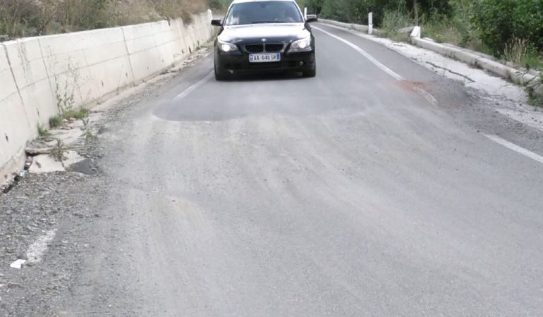 INVESTIMET NË INFRASTRUKTURË/ Shembet rruga e re në Kukës, po shkon drejt degradimit