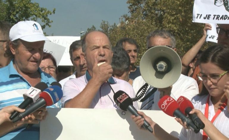 Beteja për Teatrin/ Qytetarët protestojnë jashtë Kuvendit, PD thërret nga Vlora