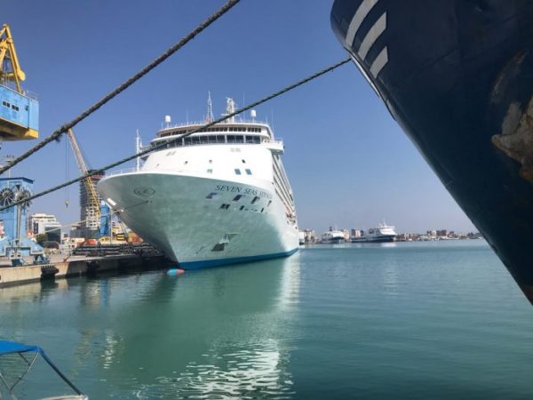 Ankorohet në Durrës kroçiera “Seven seas vojager” me 700 turistë