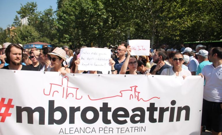 INCIDENT GJATË PROTESTËS PËR TEATRIN/ Reagon sindikata e artistëve: Janë qytetare dhe…