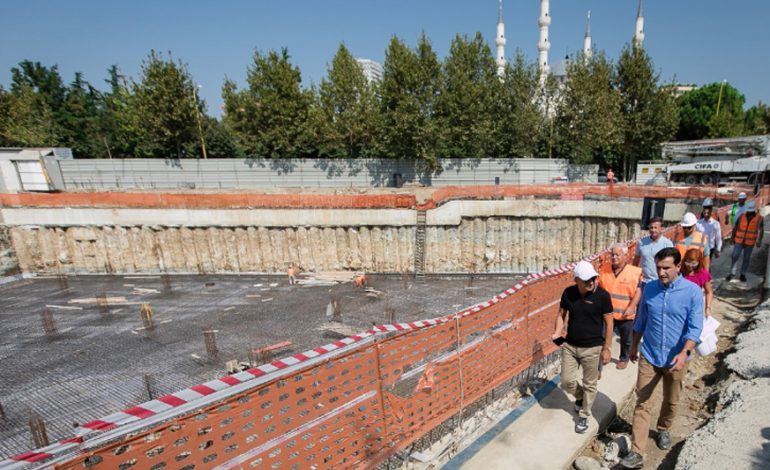 PARKINGU PUBLIK NËNTOKËSOR/ Veliaj inspekton punimet: Tirana po merr pamjen e një Europe të vogël